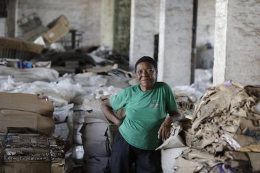 Feira de Santana, Bahia, Brezilya - 15 Mayıs 2019: Feita de Santana şehrindeki bir kooperatifte geri dönüştürülecek kişi.