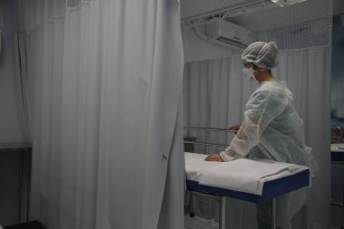 Salvador, Bahia, Brezilya - 17 Aralık 2021: Salvador şehrinde H1N1 virüsü bulaşmış insanlara bakılacak bir yatak manzarası.