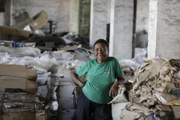 Feira Santana Bahia Brazil Mai 2019 Persoană Care Sortează Materiale — Fotografie, imagine de stoc