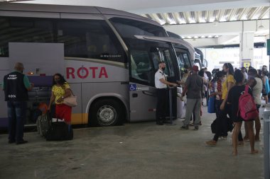 Salvador, Bahia, Brezilya - 28 Aralık 2021: Salvador otobüs durağındaki şehirlerarası otobüse binerken yolcular.