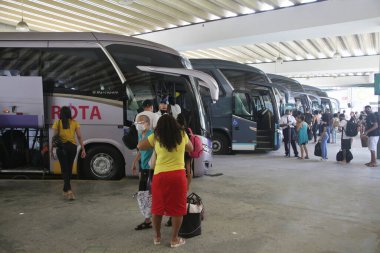 Salvador, Bahia, Brezilya - 28 Aralık 2021: Salvador otobüs durağındaki şehirlerarası otobüse binerken yolcular.