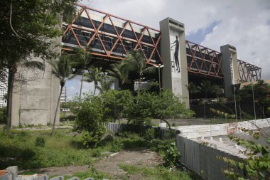 Salvador, Bahia, Brezilya - 28 Aralık 2021: Salvador 'daki Bahia Kongre Merkezi' nin kalıntıları. Yapının bir kısmı Eylül 2016 'da çöktü ve site hala kapalı.
