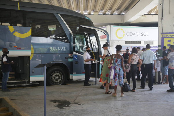 salvador, bahia, brahb - 28 декабря 2021 года: пассажиры при посадке в междугородний автобус на автовокзале города Сальвадор.