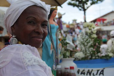 Salvador, Bahia, Brezilya - 2 Şubat 2015: Afrikalı Matriaz dindarları ve destekçileri Salvador şehrindeki orixa Yemanja 'ya saygılarını sundular.
