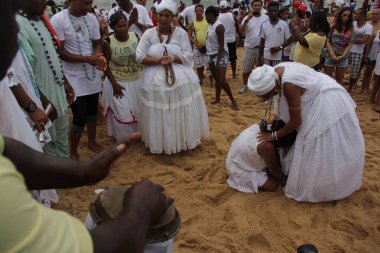Salvador, Bahia, Brezilya - 2 Şubat 2015: Afrikalı Matriaz dindarları ve destekçileri Salvador şehrindeki orixa Yemanja 'ya saygılarını sundular.