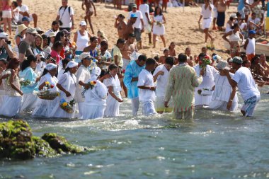 Salvador, Bahia, Brezilya - 2 Şubat 2015: Afrikalı Matriaz dindarları ve destekçileri Salvador şehrindeki orixa Yemanja 'ya saygılarını sundular.