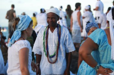 Salvador, Bahia, Brezilya - 2 Şubat 2015: Afrikalı Matriaz dindarları ve destekçileri Salvador şehrindeki orixa Yemanja 'ya saygılarını sundular.