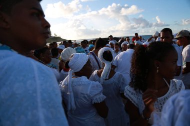 Salvador, Bahia, Brezilya - 2 Şubat 2015: Afrikalı Matriaz dindarları ve destekçileri Salvador şehrindeki orixa Yemanja 'ya saygılarını sundular.