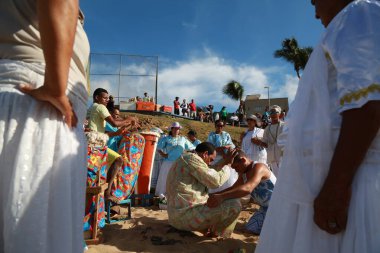 Salvador, Bahia, Brezilya - 2 Şubat 2015: Afrikalı Matriaz dindarları ve destekçileri Salvador şehrindeki orixa Yemanja 'ya saygılarını sundular.