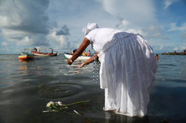Salvador, Bahia, Brezilya - 2 Şubat 2015: Afrikalı Matriaz dindarları ve destekçileri Salvador şehrindeki orixa Yemanja 'ya saygılarını sundular.