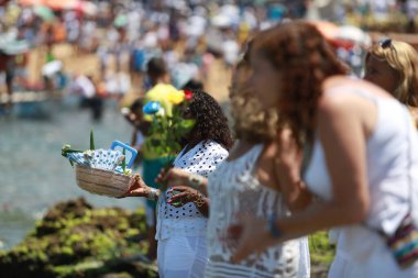 Salvador, Bahia, Brezilya - 2 Şubat 2015: Afrikalı Matriaz dindarları ve destekçileri Salvador şehrindeki orixa Yemanja 'ya saygılarını sundular.