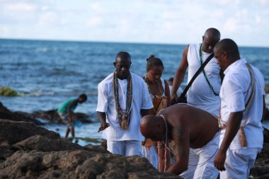 Salvador, Bahia, Brezilya - 2 Şubat 2015: Afrikalı Matriaz dindarları ve destekçileri Salvador şehrindeki orixa Yemanja 'ya saygılarını sundular.