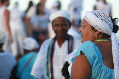 Salvador, Bahia, Brezilya - 2 Şubat 2015: Afrikalı Matriaz dindarları ve destekçileri Salvador şehrindeki orixa Yemanja 'ya saygılarını sundular.