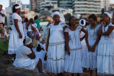Salvador, Bahia, Brezilya - 2 Şubat 2015: Afrikalı Matriaz dindarları ve destekçileri Salvador şehrindeki orixa Yemanja 'ya saygılarını sundular.