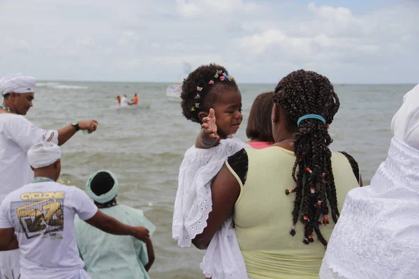 Salvador, Bahia, Brezilya - 2 Şubat 2015: Afrikalı Matriaz dindarları ve destekçileri Salvador şehrindeki orixa Yemanja 'ya saygılarını sundular.