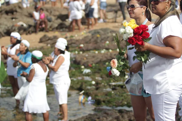 Salvador, Bahia, Brezilya - 2 Şubat 2015: Afrikalı Matriaz dindarları ve destekçileri Salvador şehrindeki orixa Yemanja 'ya saygılarını sundular.