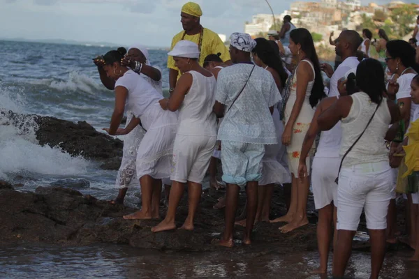 Salvador, Bahia, Brezilya - 2 Şubat 2015: Afrikalı Matriaz dindarları ve destekçileri Salvador şehrindeki orixa Yemanja 'ya saygılarını sundular.
