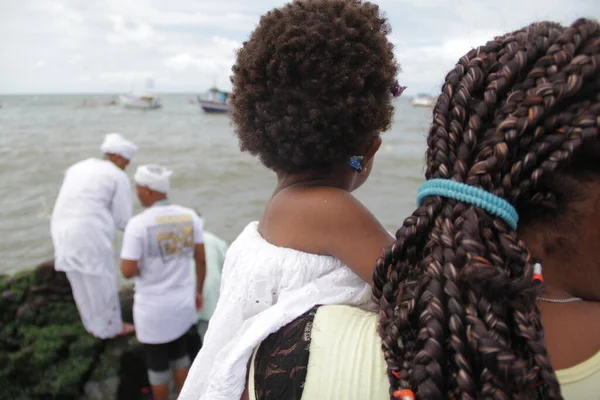 Salvador, Bahia, Brezilya - 2 Şubat 2015: Afrikalı Matriaz dindarları ve destekçileri Salvador şehrindeki orixa Yemanja 'ya saygılarını sundular.
