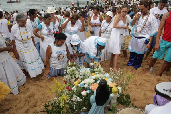 Salvador, Bahia, Brezilya - 2 Şubat 2015: Afrikalı Matriaz dindarları ve destekçileri Salvador şehrindeki orixa Yemanja 'ya saygılarını sundular.