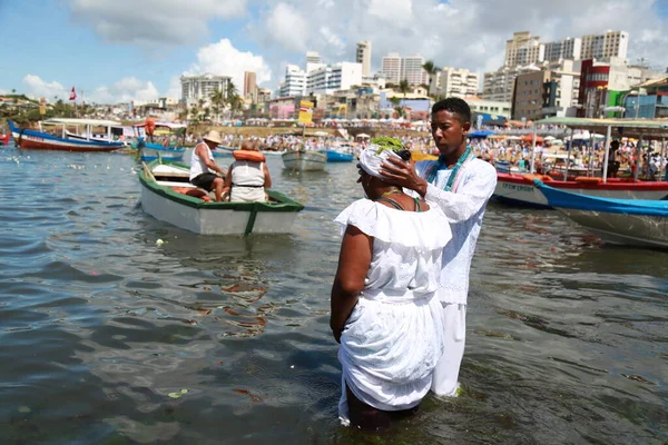 Salvador, Bahia, Brezilya - 2 Şubat 2015: Afrikalı Matriaz dindarları ve destekçileri Salvador şehrindeki orixa Yemanja 'ya saygılarını sundular.