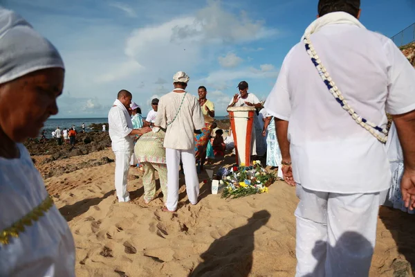 Salvador, Bahia, Brezilya - 2 Şubat 2015: Afrikalı Matriaz dindarları ve destekçileri Salvador şehrindeki orixa Yemanja 'ya saygılarını sundular.