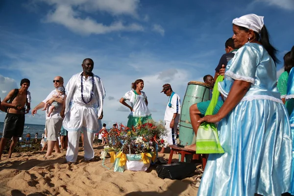Salvador, Bahia, Brezilya - 2 Şubat 2015: Afrikalı Matriaz dindarları ve destekçileri Salvador şehrindeki orixa Yemanja 'ya saygılarını sundular.