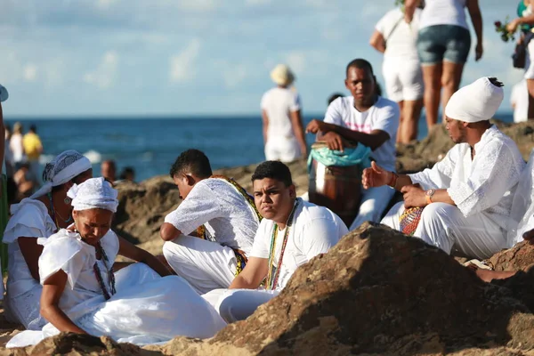 Salvador, Bahia, Brezilya - 2 Şubat 2015: Afrikalı Matriaz dindarları ve destekçileri Salvador şehrindeki orixa Yemanja 'ya saygılarını sundular.