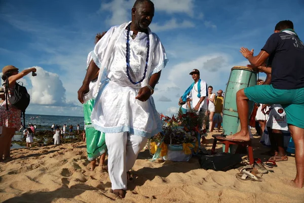 Salvador, Bahia, Brezilya - 2 Şubat 2015: Afrikalı Matriaz dindarları ve destekçileri Salvador şehrindeki orixa Yemanja 'ya saygılarını sundular.