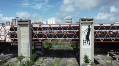 Salvador, Bahia, Brezilya - 28 Aralık 2021: Salvador 'daki Bahia Kongre Merkezi' nin kalıntıları. Yapının bir kısmı Eylül 2016 'da çöktü ve site hala kapalı.