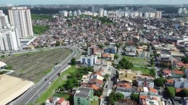 Salvador, Bahia, Brezilya - 28 Aralık 2021: Salvador şehrindeki antik Bahia Kongre Merkezi 'nin kalıntıları boyunca uzanan evler.