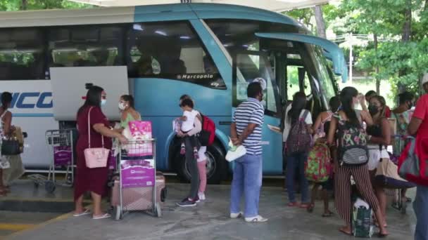 ブラジル バイーア州サラドール2021年12月28日 サルバドール市バスステーションで都市間バスに乗車中 — ストック動画
