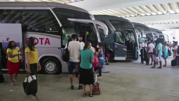 Salvador Bahia Brasil Diciembre 2021 Pasajeros Mientras Suben Autobús Interurbano — Vídeos de Stock