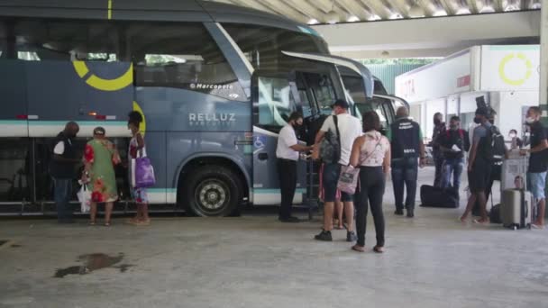 Salvador Bahia Brasil Dezembro 2021 Passageiros Bordo Ônibus Interurbano Estação — Vídeo de Stock