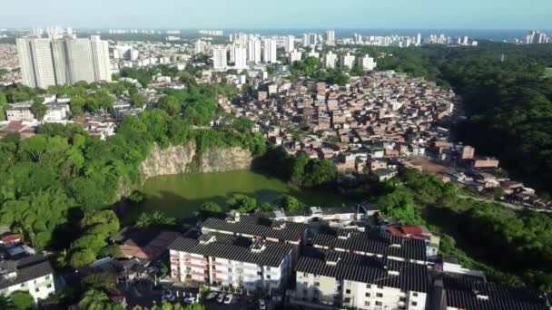 ブラジル バヒア州サルヴァドール2021年12月28日 サルバドール市のカブラ地区における一般的な住居の空中ビュー — ストック動画