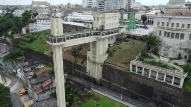 Salvador, Bahia, Brezilya - 1 Ocak 2022: Salvador şehrindeki Elevador Lacerda 'nın hava manzarası.