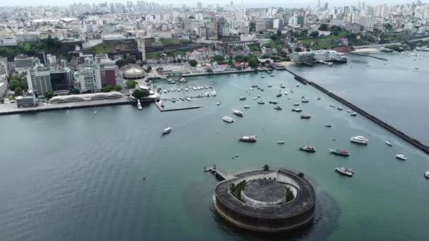 2022年1月1日 萨尔瓦多市Sao Marcelo堡 Todos Santos湾和Lacerda运输船的航拍 — 图库视频影像