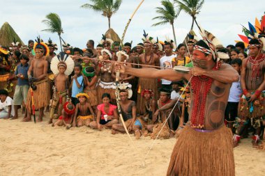 Santa Cruz Cabralia, Bahia, Brezilya - 19 Nisan 2008: Pataxos Etinia Indians Güney Bahia 'daki Aldeia Coroa Vermelha' da oynanan yerel maçlarda görüldü.