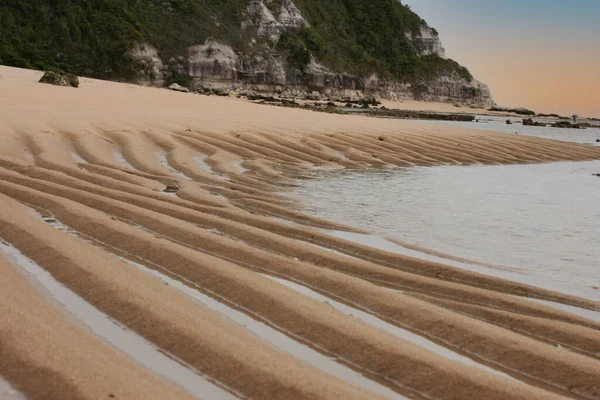 Porto seguro, Bahia, Brezilya - 2 Ocak 2010: Porto Seguro şehrinin güney kıyısındaki Espelho plajı manzarası.