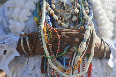 Salvador, Bahia, Brezilya - 13 Ocak 2022: Salavdor 'daki Sinyor do Bonfim Bazilikası ziyareti sırasında görülen Candomble dininin ustası.