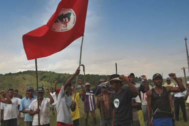 guaratinga, bahia, brezil- 25 Şubat 2008: Sem-Terra Hareketi - MST - Güney Bahia 'daki Guaratinga şehrindeki işgal sırasında.