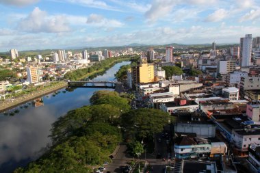 Salvador, Bahia, Brezilya - 4 Temmuz 2012: Güney Bahia 'daki Itabuna kentinden Cachoeira nehrinin havadan görünüşü.