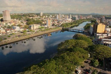 Salvador, Bahia, Brezilya - 4 Temmuz 2012: Güney Bahia 'daki Itabuna kentinden Cachoeira nehrinin havadan görünüşü.