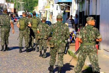 Buerarema, Bahia, Brezilya - 14 Şubat 2014: Brezilya ordusu askerleri Tupinamba yerlileriyle olan tarımsal çatışmalar sırasında Buerarema şehrinin sokaklarında devriye geziyor..