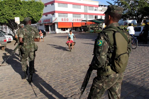 Buerarema Bahia Brasil Febrero 2014 Soldados Del Ejército Brasileño Patrullan —  Fotos de Stock