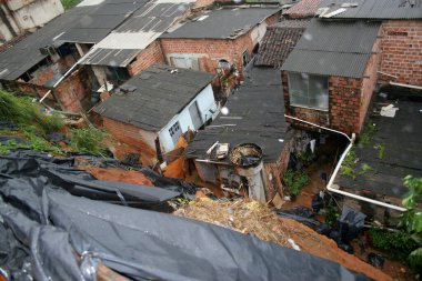 Salvador, Bahia, Brezilya - 25 Ekim 2006: Siyah tuval, Salvador 'daki toprak kayması bölgesinde gecekondu konutlarını korur