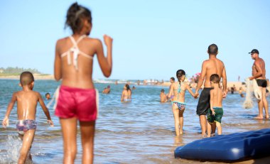 Lauro de Freitas, Bahia, Brezilya - 20 Kasım 2017: Lauro de Freitas bölgesinde Joanes nehrinin sularında yıkanan çocuklar. Nehir, Salvador 'un metropoliten bölgesinden yerel kanalizasyon alır..