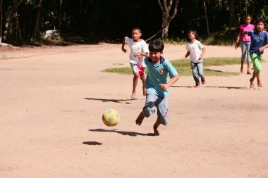Porto seguro, bahia, brezil- Haziran 18, 2010: Pataxos Indians Porto Seguro, Aldeia Jaqueira 'daki bir Hint okulunda görüldü..