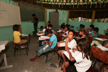 Porto seguro, bahia, brezil- Haziran 18, 2010: Pataxos Indians Porto Seguro, Aldeia Jaqueira 'daki bir Hint okulunda görüldü..