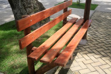 Conde, Bahia, Brezilya - 9 Ocak 2022: Conde şehrinde bir meydanda ahşap bank.