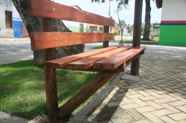 Conde, Bahia, Brezilya - 9 Ocak 2022: Conde şehrinde bir meydanda ahşap bank.
